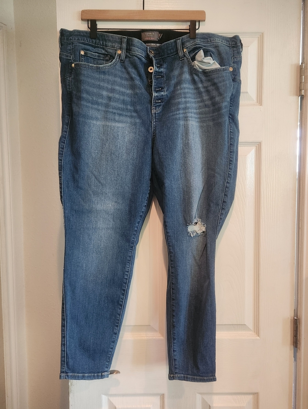 NWOT Torrid Sz 24 Reg Bombshell Skinny Premium Stretch Gold Button Denim Jeans